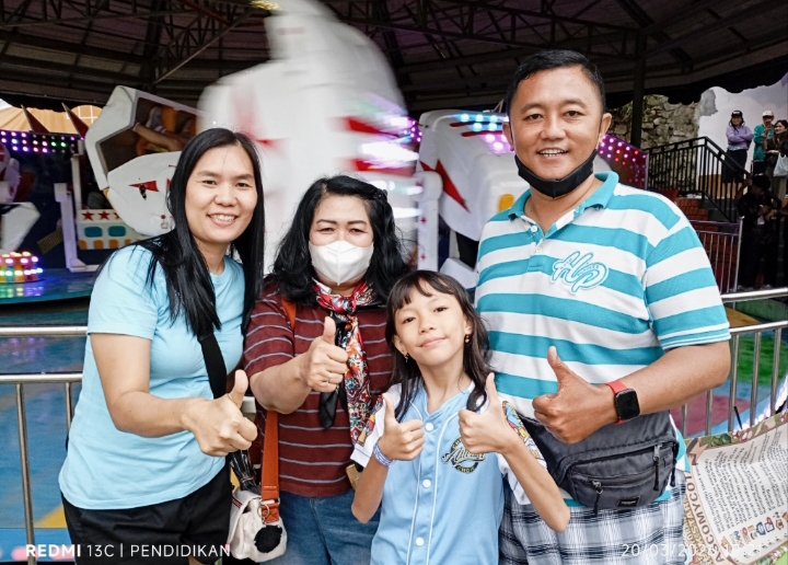 Wisatawan dari Kota Surabaya, Boby sekeluarga ketika di salah satu wahana di Mikutopia. 