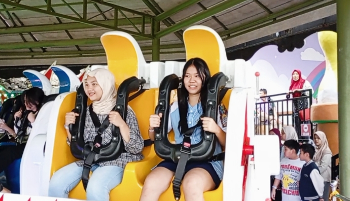 Wisatawan dengan bersuka cita menikmati setiap wahana yang ada di Mikutopia. 