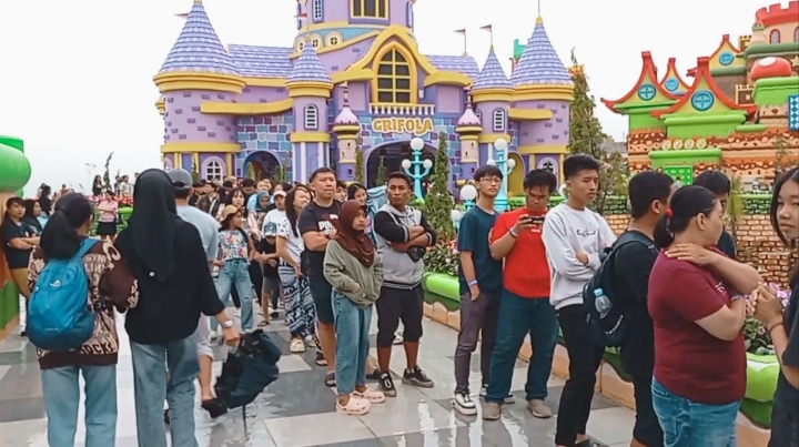 Antrean panjang wisatawan di salah satu wahana yang memacu adrenalin. 
