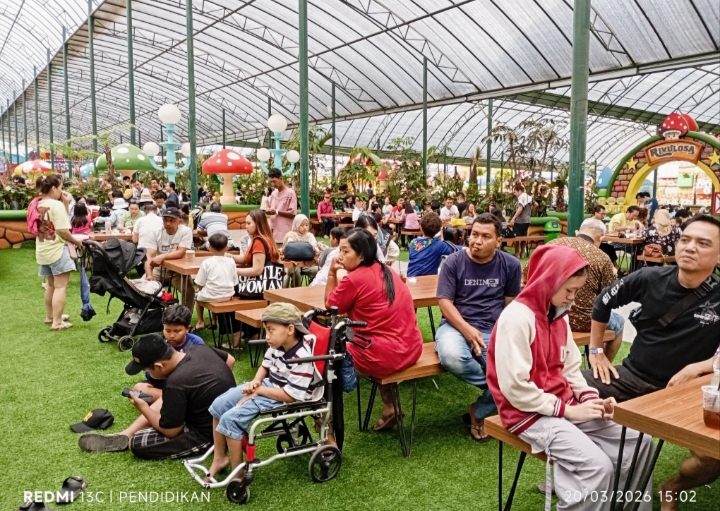 Tampak pengunjung memadati area Kuliner Mikutopia