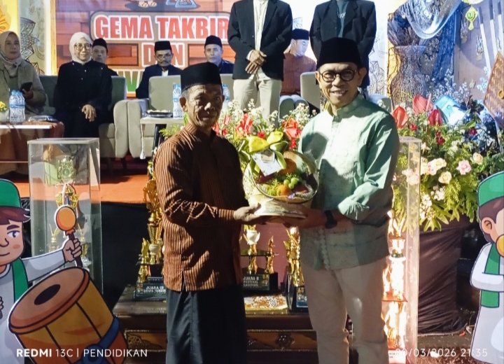 Ketua Panitia memberikan sebuah bingkisan kepada Wali Kota Batu