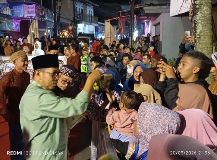 Wali Kota Batu, ketika memberikan buah buahan kepada warga masyarakat dan di sambutnya dengan bersuka cita. 