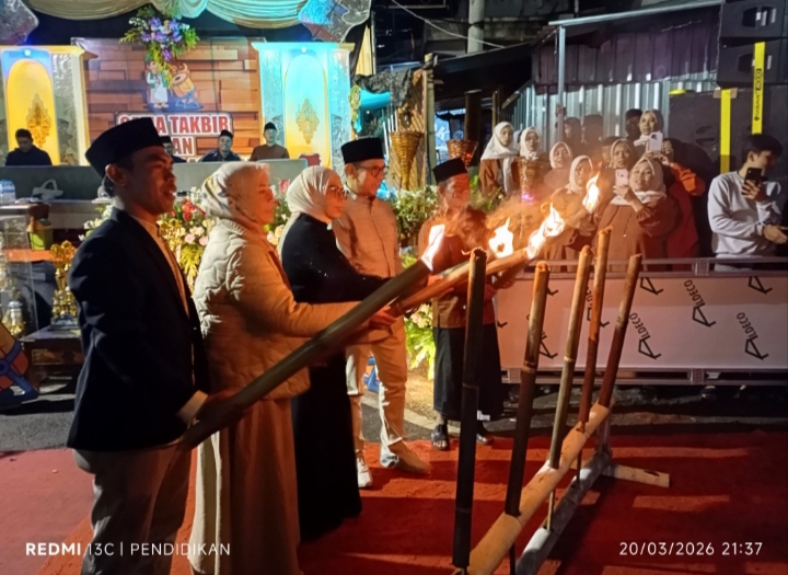 Penyalaan obor bersama sama sebagai tanda secara resmi dibukanya Gema Takbir dan Festival Lampion 2026 Desa Sumberjo