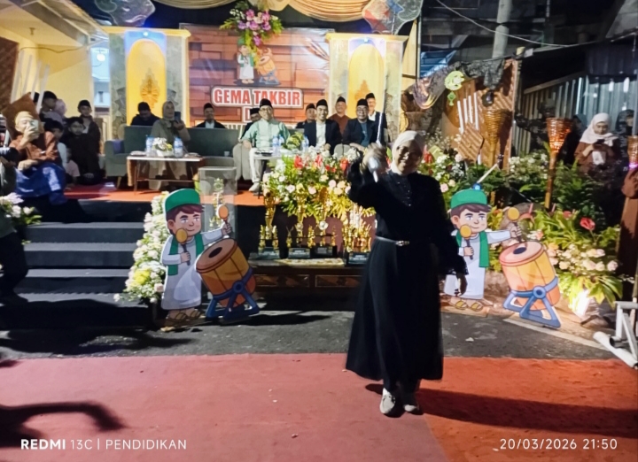 Suatu antraksi mayoret dengan lincahnya oleh IBu Wali Kota Batu, Siti Fauziah yang membuat semakin gemuruhnya masyarakat dan pengunjung di acara Gema Takbir dan Festival Lampion. 