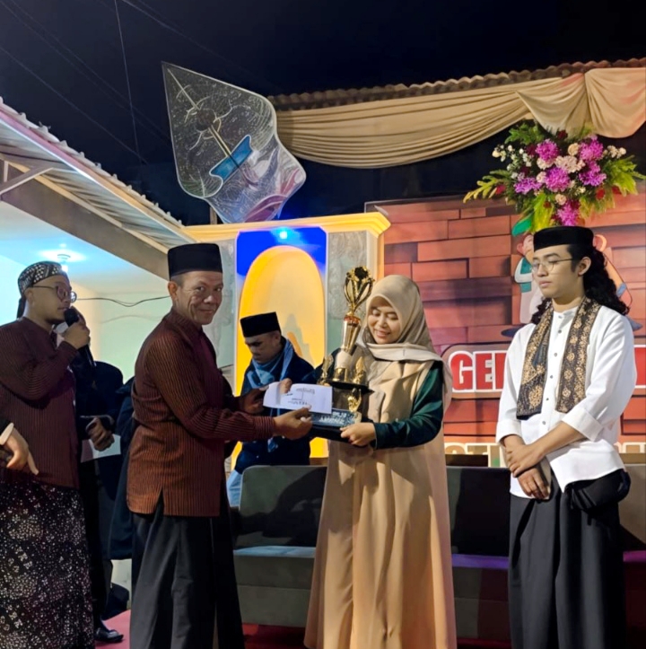 Ketua Panitia Gema Takbir dan Festival Lampion 2026,saat menyerahkan piala kepada para juaranya. 