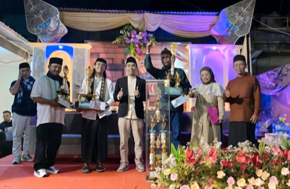 Para Panitia, Dewan juri, Pemerintah Desa Sumberjo ketika bersama sama para juaranya. 