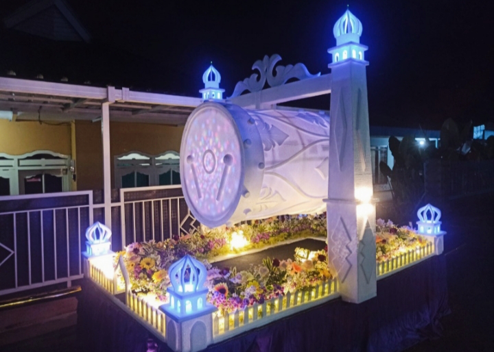 Tampak Lampion dengan bentuk Beduk di masjid sebagai simbol waktu Adzan. 
