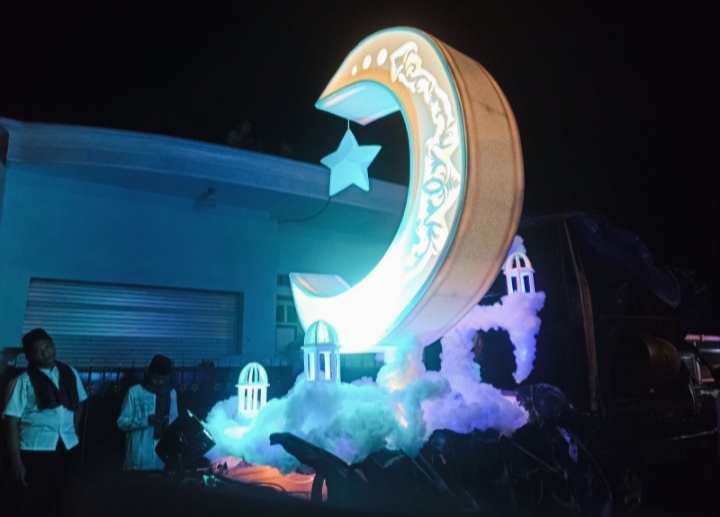 Tampak bentuk Lampion Bulan Sabit dan Bintang yang merupakan salah simbol yang familyar untuk tempat ibadah / Masjid. 