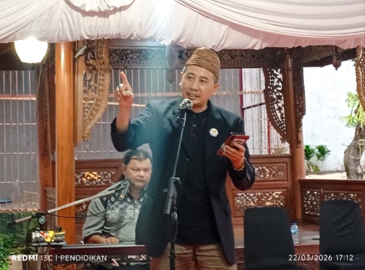 Ketua Saburmusi, Gus Idur sapaan akrabnya ketika menyuguhkan Puisi tentang Gema Takbir. 
