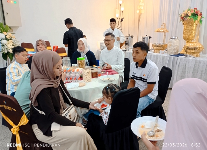 Tampak tokoh masyarakat bertemu di dalam halal bihalal Wakil Wali Kota Batu. 