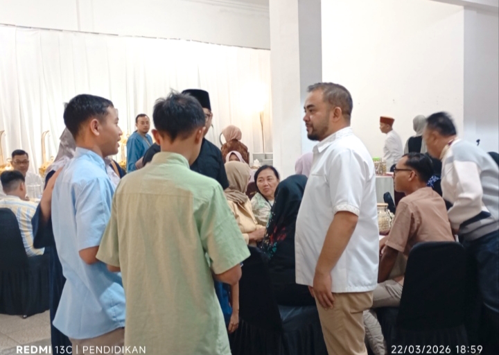 Wakil Wali Kota Batu Heli Suyanto ketika menerima tamunya dalam acara open house di Rumah dinasnya. 