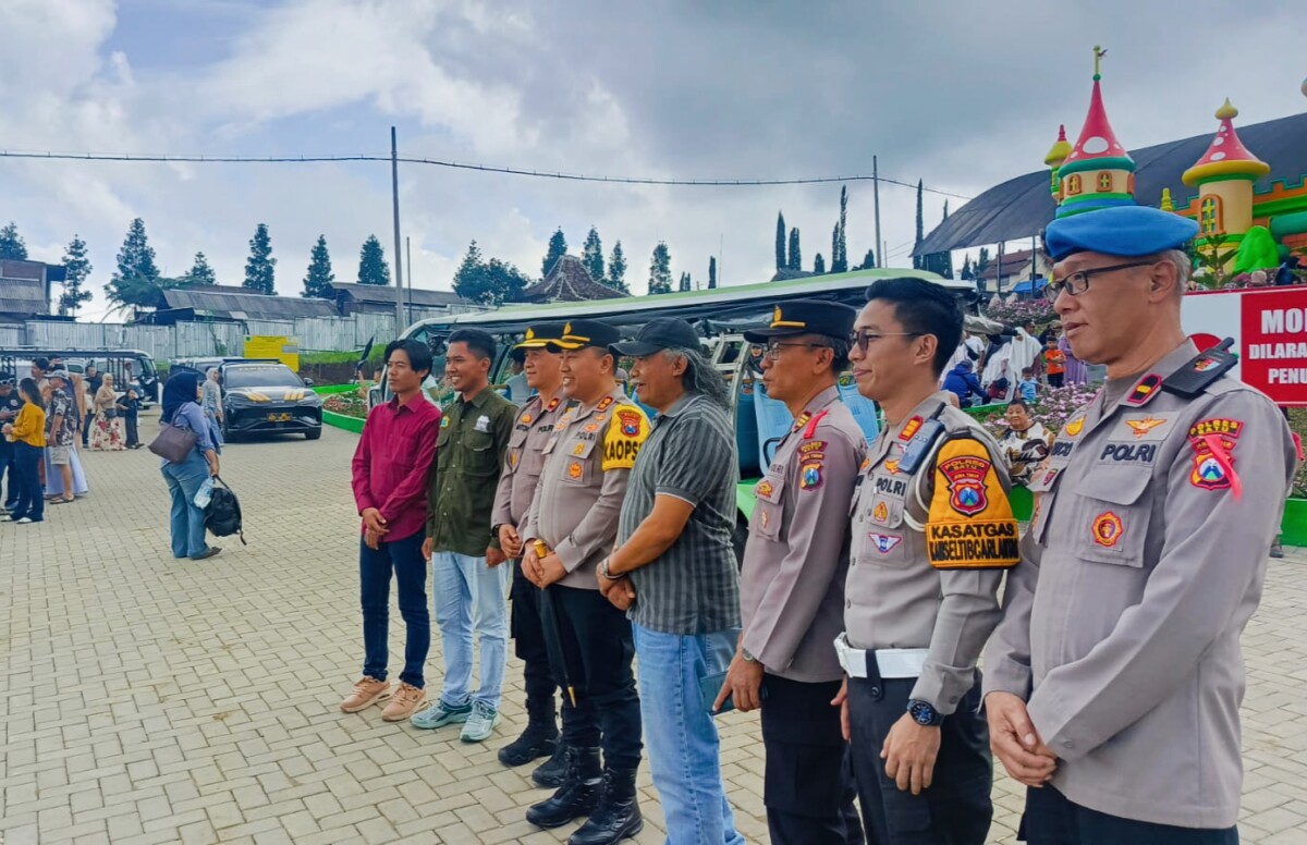 Tampak dari samping kiri dari Foto diatas, Provos Polres Batu, Kasat Lantas, Kapolsek Bumiaji, Kepala Desa Tulungrejo, Kapolres dan Wakapolres Batu, OM beserta staff manajemen ketika di halaman parkir destinasi Mukutopia Dusun Junggo, Desa Tulungrejo, Kota Batu. 