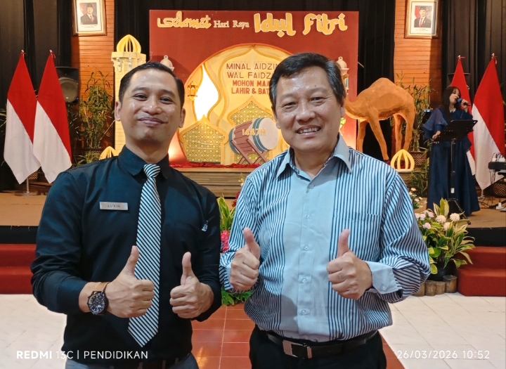 Willy Suhartanto (Direktur Hotel Purnama) bersama Manajer Hotel Purnama Batu. 
