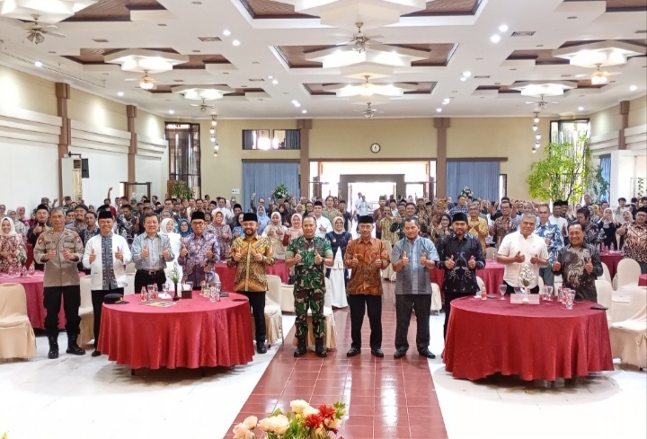 Momen dimana bersama sama ketika didalam acara halal bihalal Kecamatan Bumiaji. 