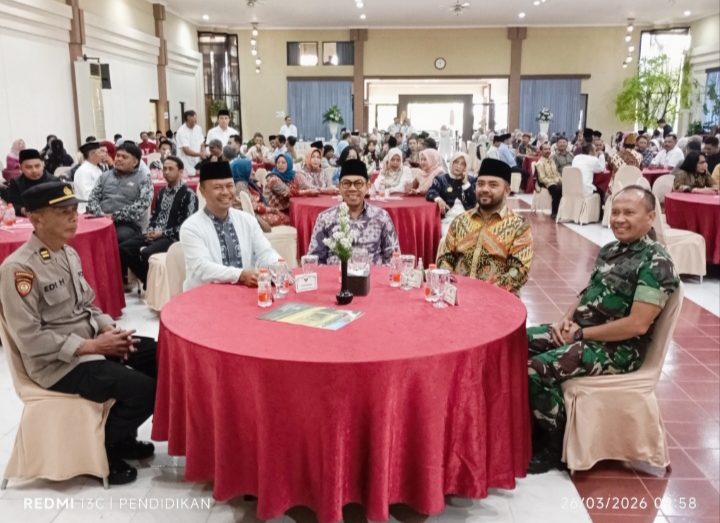 Tampak Wali kota Batu, Wakil Wali Kota Batu, bersama Camat Bumiaji, Danramil Bumiaji, Perwakilan Polsek Bumiaji ketika di acara Halal Bihalal. 