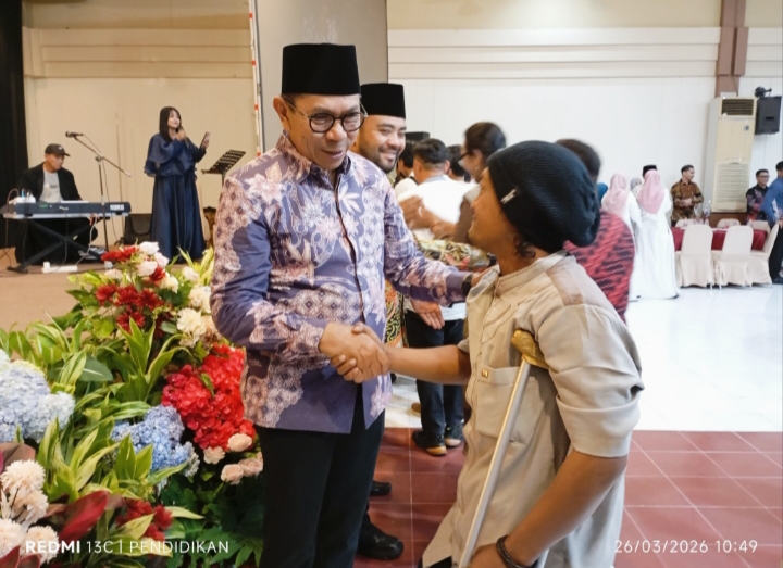 Anggota Power of Disability, Gatot ( Bemo ) ketika Halal Bihalal dengan Wali Kota Batu. 