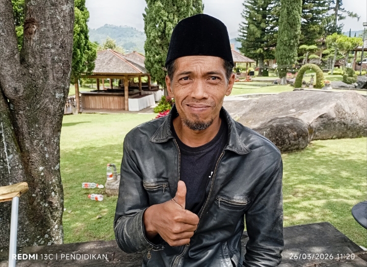 Ketua Band Power of Disability ( PD ), Eko ketika berada di area taman Hotel Purnama Batu. 