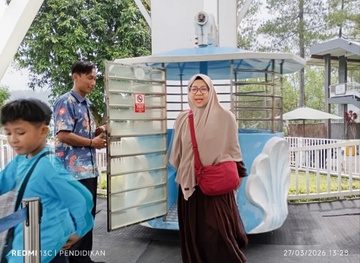 Momen ketika seorang IBu dan anaknya ketika seusai menikmati pemandangan Kota Batu dengan wahana Bianglala.