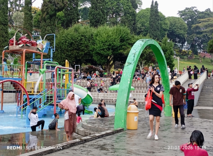 Kolam renang yang sesuai dengan usia dini menjadi salah satu banyak digemari wisatawan.