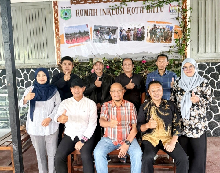Foto bersama-sama, tampak depan sebelah kiri, Ketua Rumah Inklusi, Manajemen Berkah Rangkul, Dokter RS Karsa Husada, Camat Bumiaji, perwakilan Dinsos Batu,dan beberapa manajemen yang lain lainya. 
