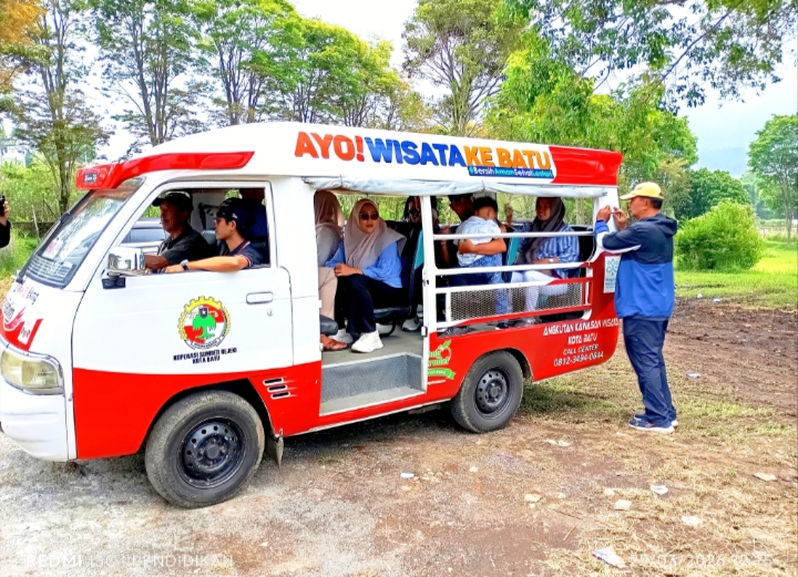 Settle Bumdes ketika mengangkut wisatawan menuju Mikutopia. 