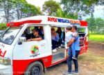 Terlihat wisatawan ketika menaiki Shuttle yang disediakan oleh desa setempat.