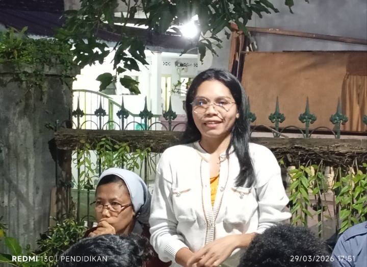 Salah satu guru dari SMK Yos Sudarso juga turut serta berikan arahan arahanya kepada anak didiknya.
