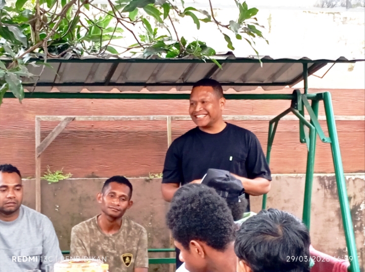 Salah satu dari Poltekad memperkenalkan diri masing masing.