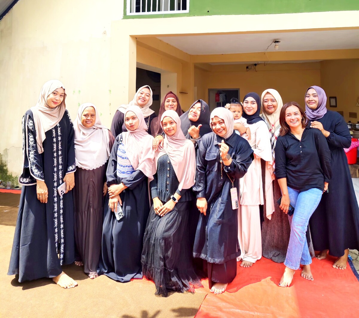 Umik Elisa ketika bersama sama sahabat serta keluarga Sony Sanca dan Juwita di Jombang. 