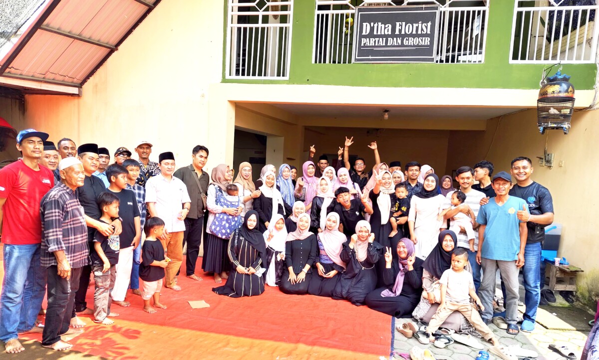 Keluarga besar Sony Sanca dan Juwita tampak suasana bersuka cita bersama-sama dalam moment halal bihalal 1447 H 