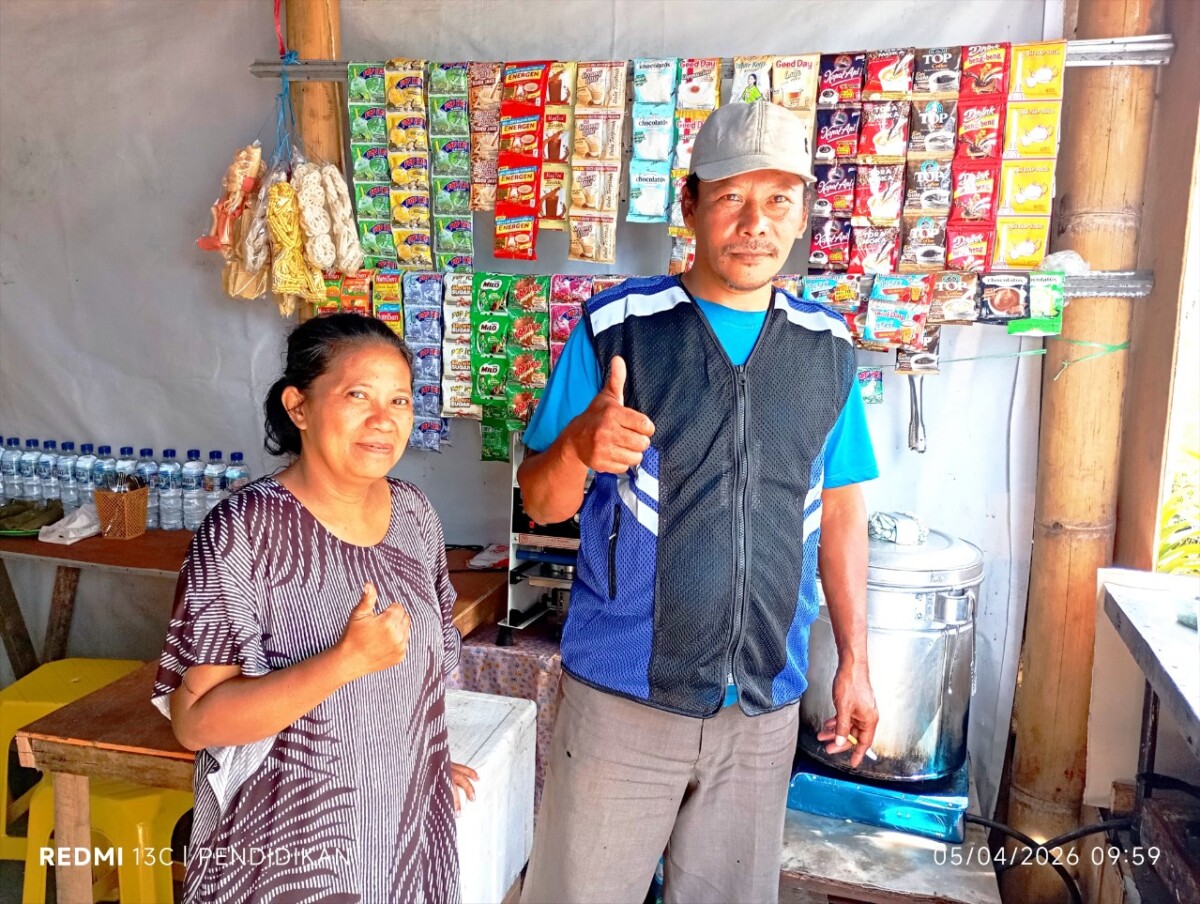 Pemilik UMKM, pak Purnomo dan IBu Sari ketika menyuguhkan dagangannya makanan dan minuman. 