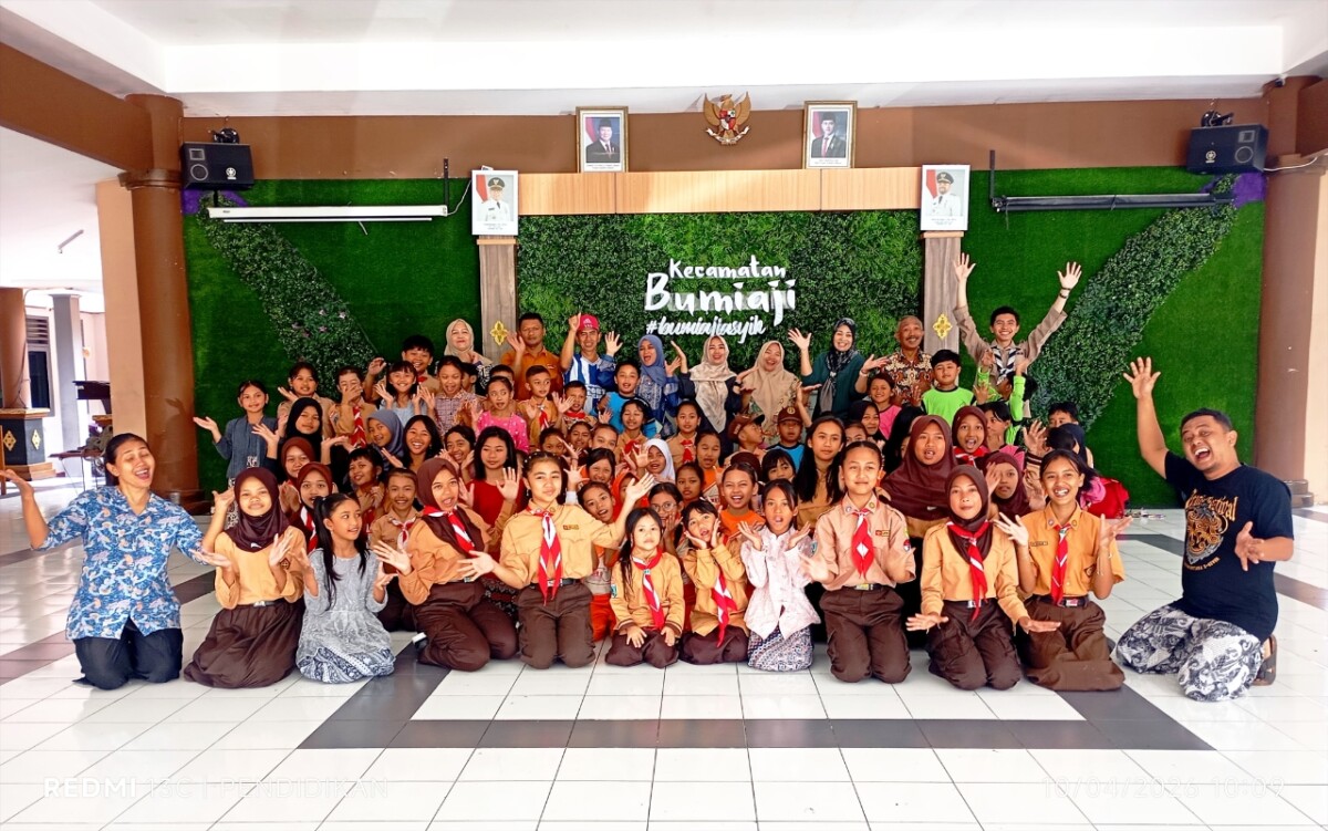 Tampak antusias guru, pembimbing dan anak anak setelah latihan menari Sanduk.