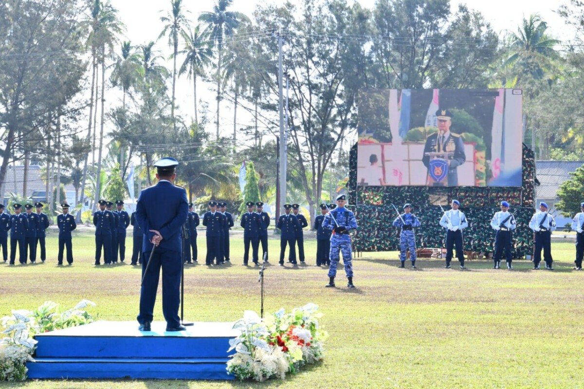 Suasana Upacara ketika dengan khidmat mendengarkan langsung amanat yang disiarkan melalui Vidio.