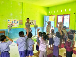 Polisi Jadi Sahabat Anak! Cara Unik Bhabinkamtibmas Natuna Edukasi Murid TK