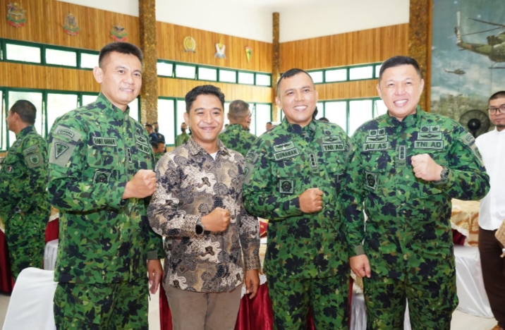 ParaTNI yang berprestasi ketika foto bersama sama. 