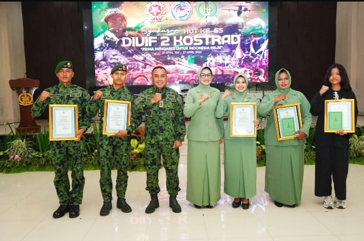 Pangdivif 2 Kostrad, Mayjen TNI Primadi Saiful Sulun, S.Sos., M.Si ketika bersama sama dengan anggota yang berprestasi. 