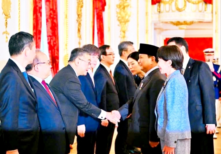 Presiden Prabowo ketika berjabat tangan dengan duta dan kementerian Jepang. 