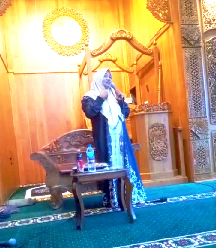 Umik Elisa ketika Tausiyah dengan pencerah pencerahan yang di Masjid Walisongo Temas