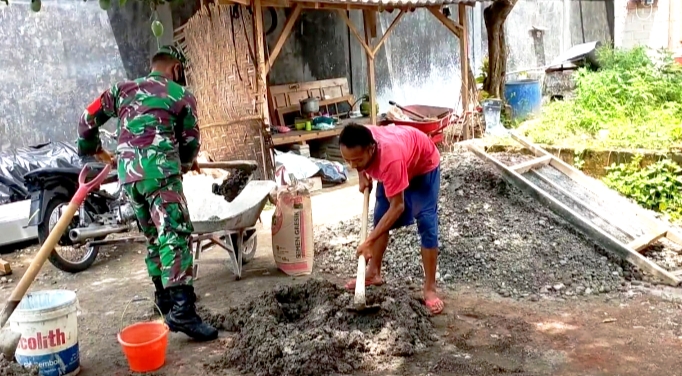 TNI ketika sedang membantu langsung proses bahan bangunan.