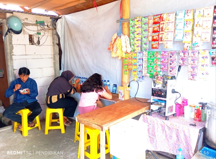 Beberapa tamu menikmati makanan yang disediakan di tempat pak Purnomo. 