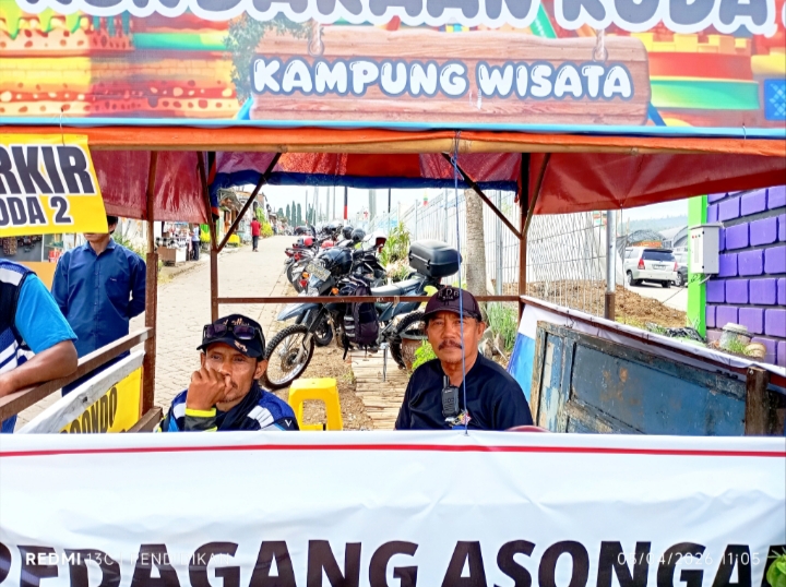 Tampak Ketua Parkir 67 bersama anggotanya ketika berada di pos parkir roda dua.