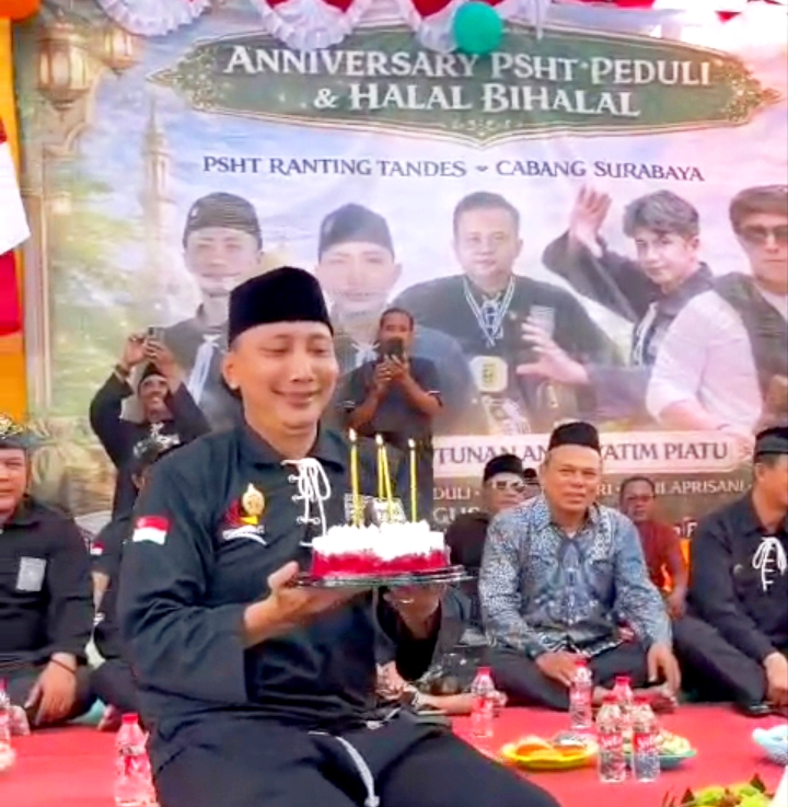 Ketua PSHT Peduli ketika menerima kue Ultah