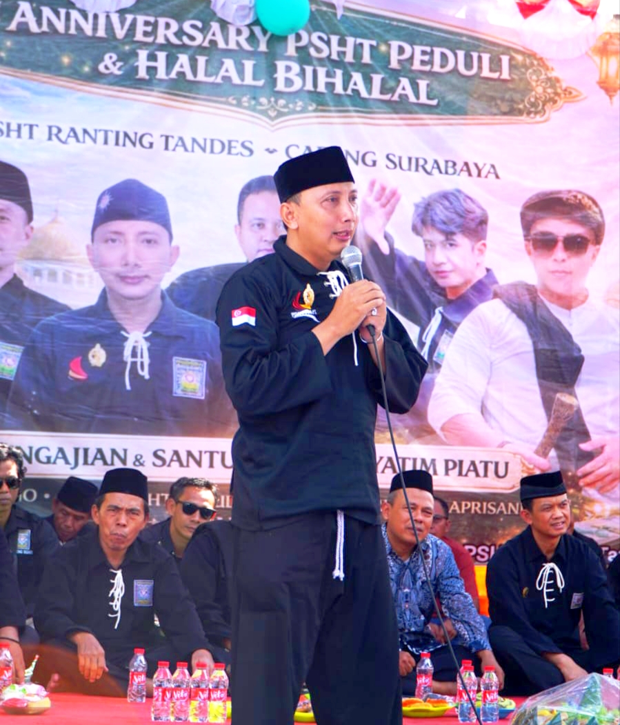 Ketua PSHT Peduli ketika memberikan sambutan sambutanya pada acara Anniversary PSHT Peduli ke-6 di Surabaya.