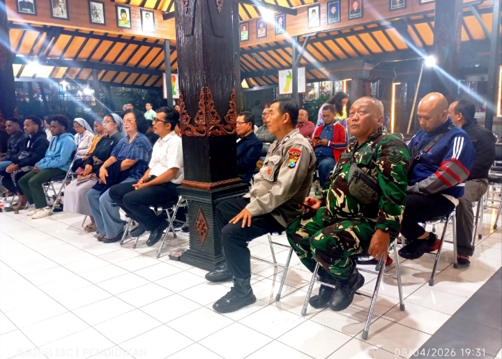 Tampak Babinsa, Bhabinkamtibmas berserta seluruh warga Papua yang hadir di pendopo Kelurahan Ngaglik.