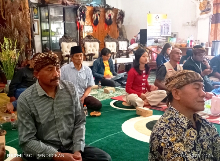 Tampak dari masyarakat hadir mengikuti dengan seksama.