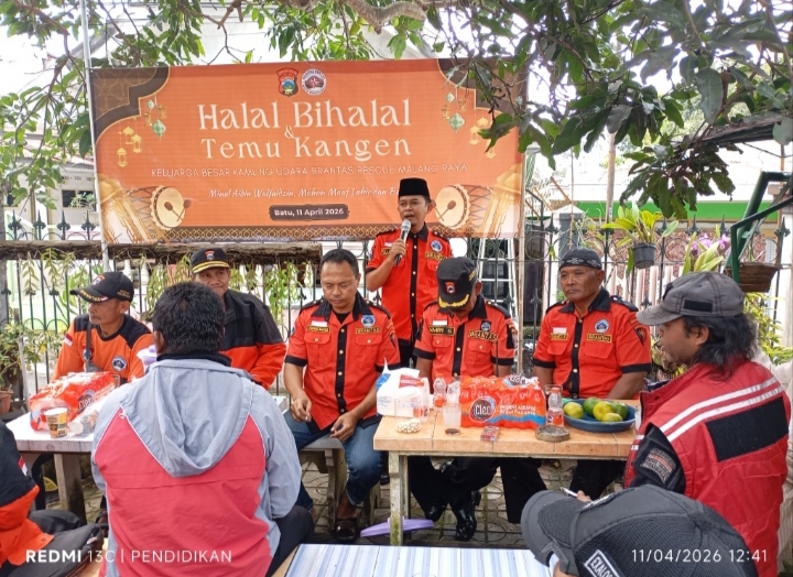 Pembawa acara ketika mencerahkan suasana halal bihalal pada pagi tersebut.