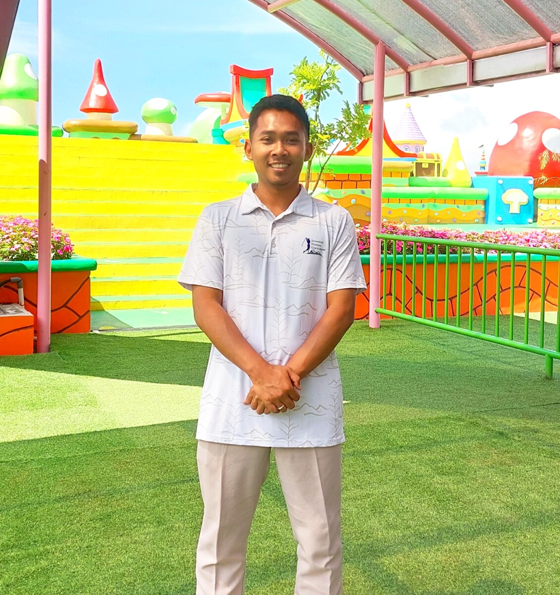 Sebagai Operasional Manajer, Panji ketika berada di Mikutopia. 