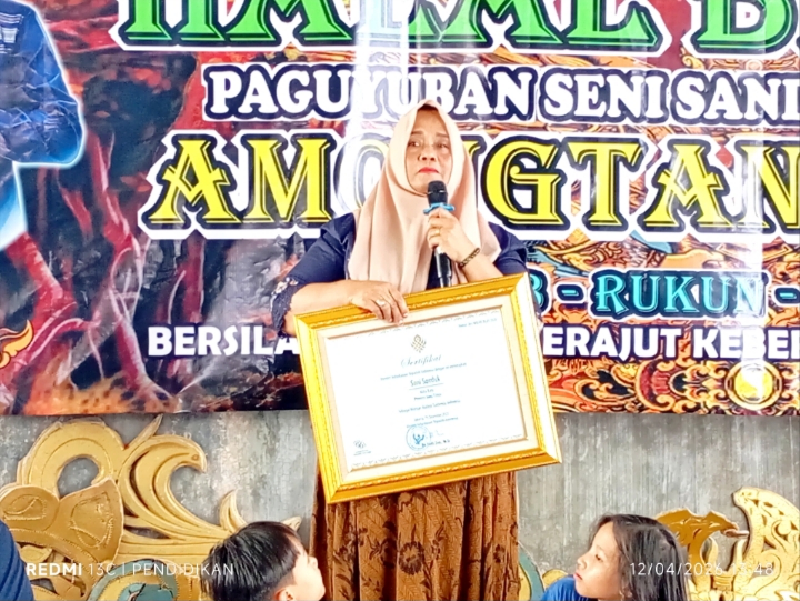 Ketua Spanduk Kota Batu ketika menunjukan legalitas WBTB yang diterimanya.