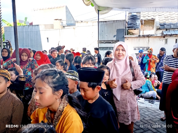 Salah satu guru dari Sisir 5 bersama sama siswa siswinya.