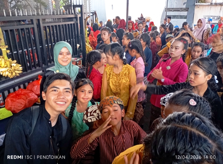 Terlihat para guru dan siswa dari SDN Surbergondo 02 dengan antusiasnya mengikuti gerakan seni Sanduk.